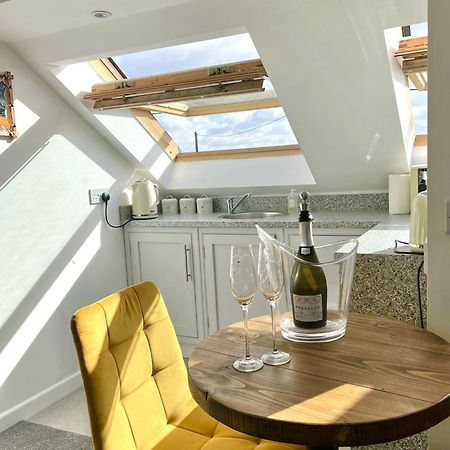 Seascape - Stylish Modern Apartment Barton on Sea Bagian luar foto