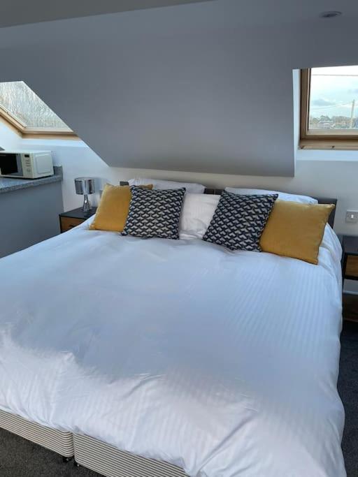 Seascape - Stylish Modern Apartment Barton on Sea Bagian luar foto