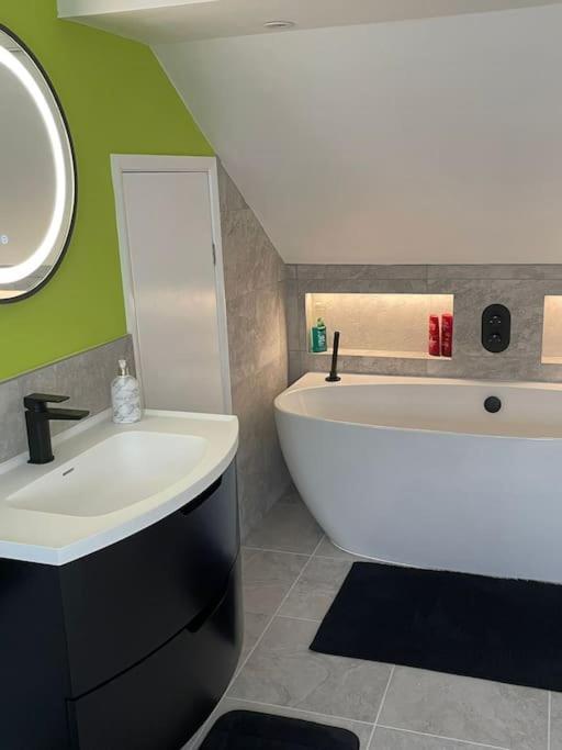 Seascape - Stylish Modern Apartment Barton on Sea Bagian luar foto