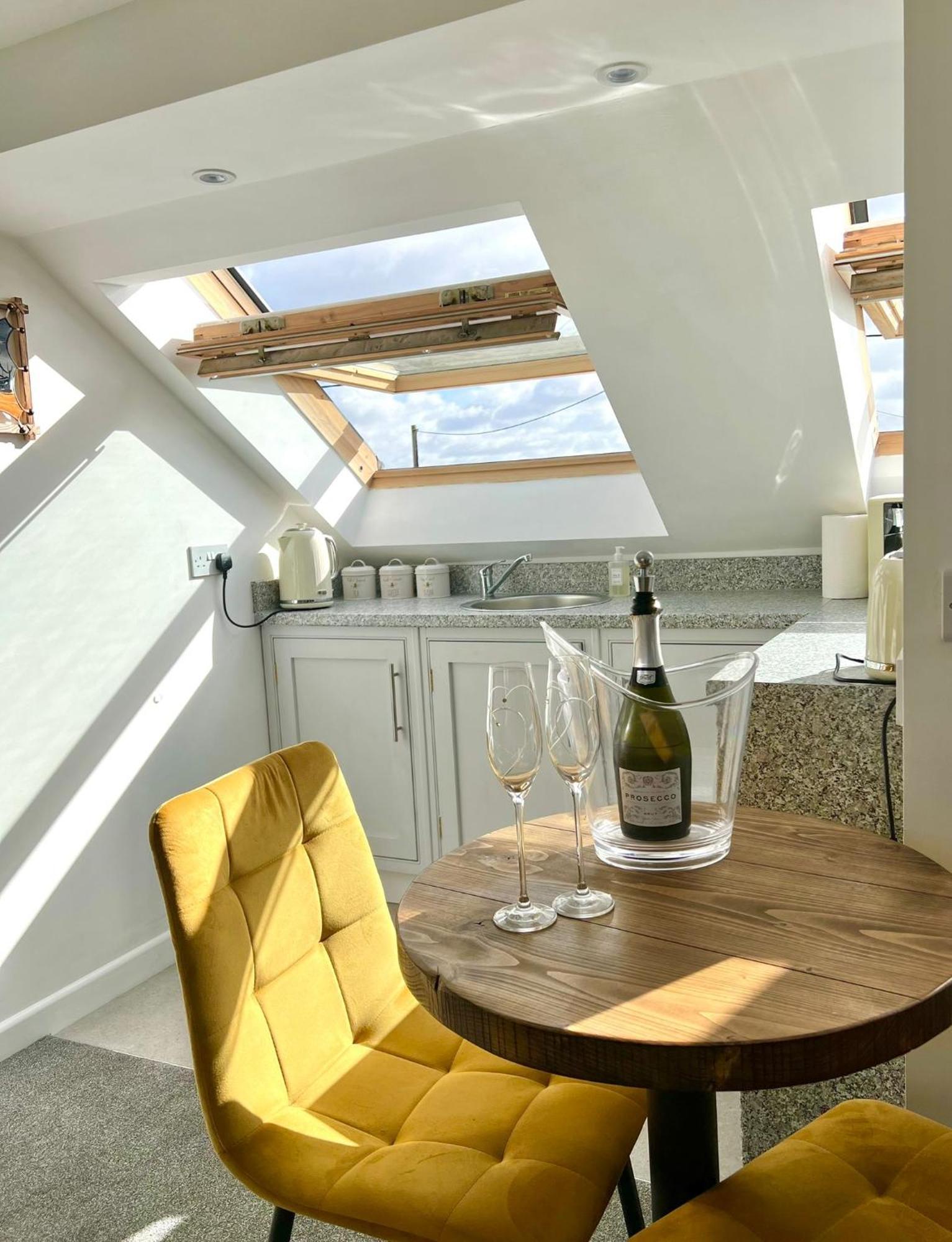 Seascape - Stylish Modern Apartment Barton on Sea Bagian luar foto