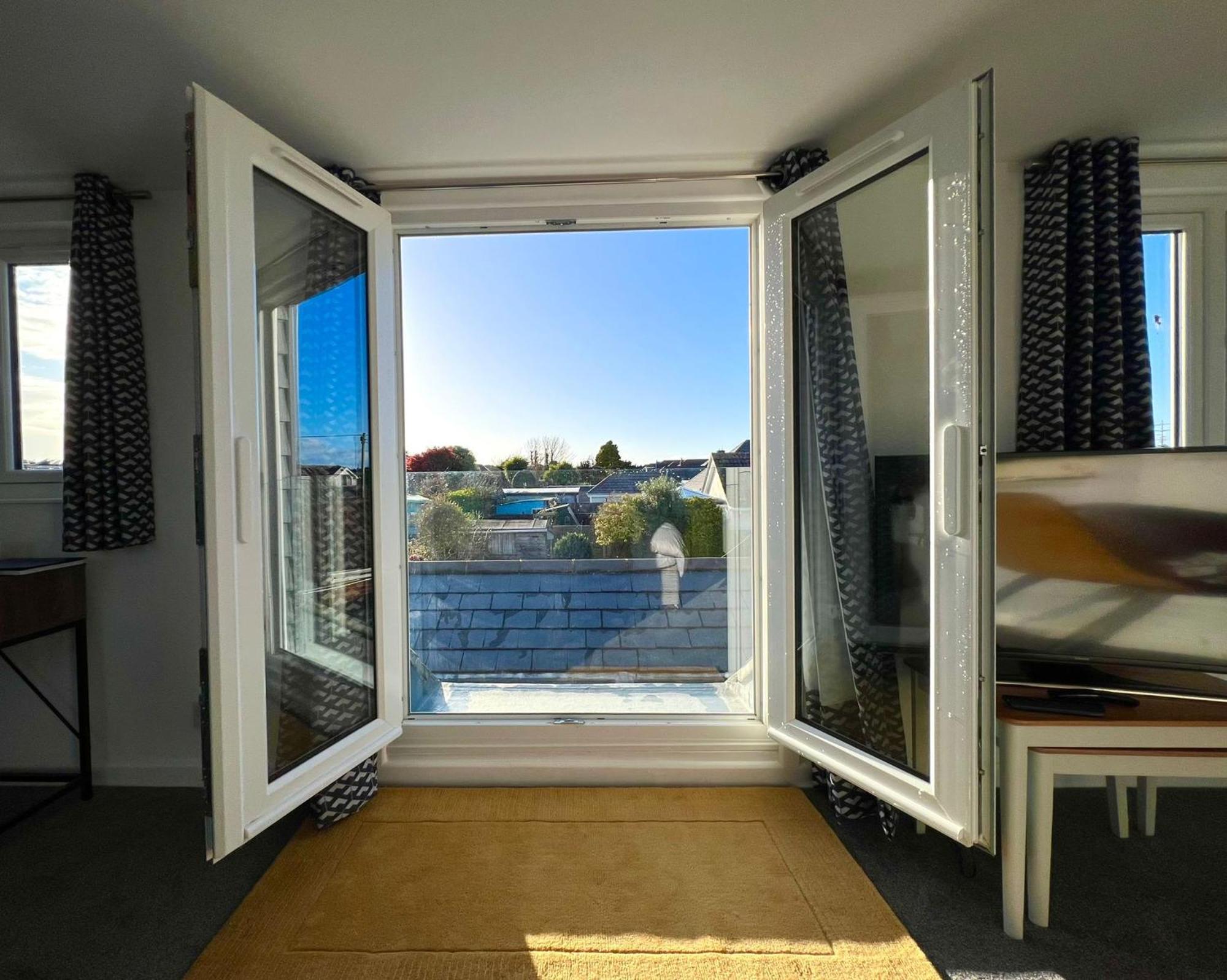 Seascape - Stylish Modern Apartment Barton on Sea Bagian luar foto