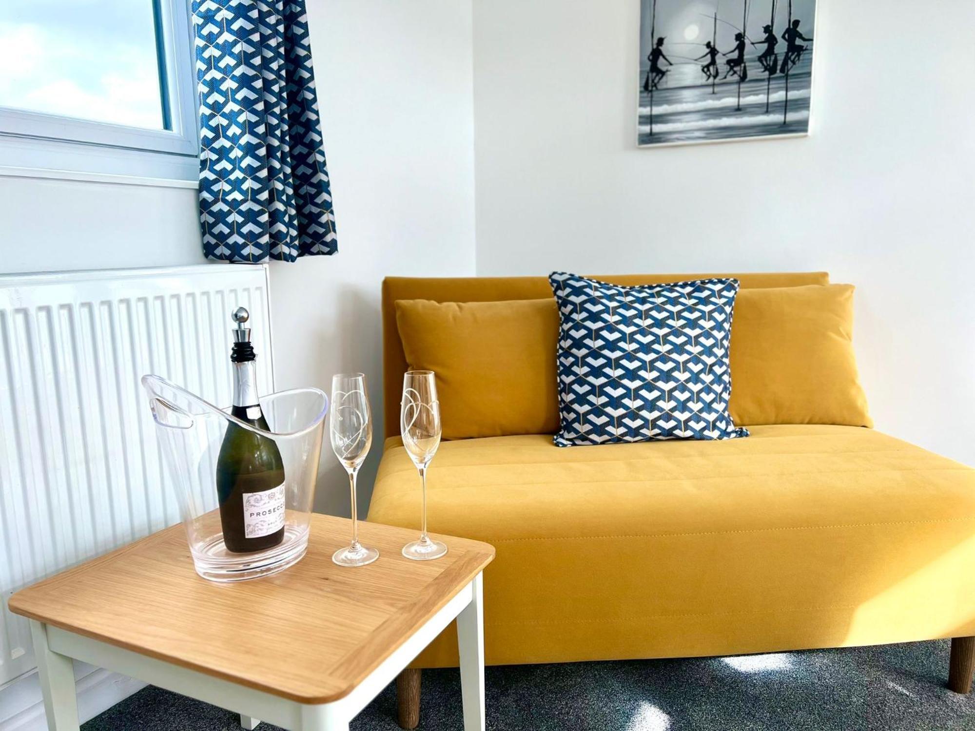 Seascape - Stylish Modern Apartment Barton on Sea Bagian luar foto