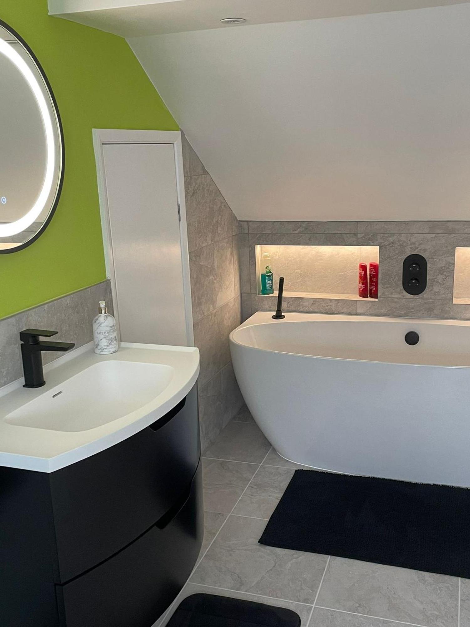 Seascape - Stylish Modern Apartment Barton on Sea Bagian luar foto